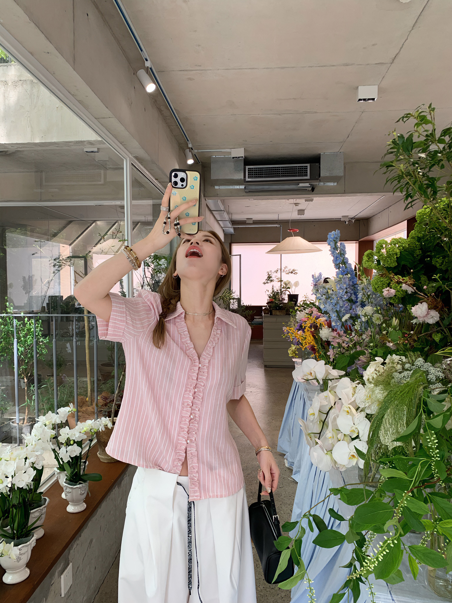 LelyMooch フリルボタンシャツ|Vネック   LEM156