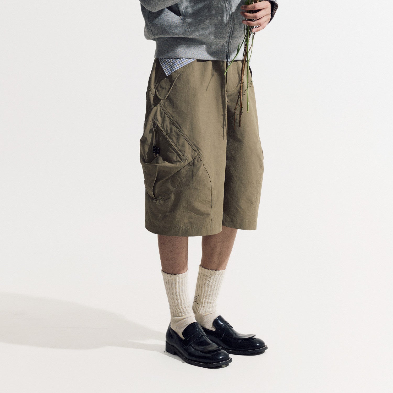 Curved 3/4-Length Pants with Large Pockets LOM054