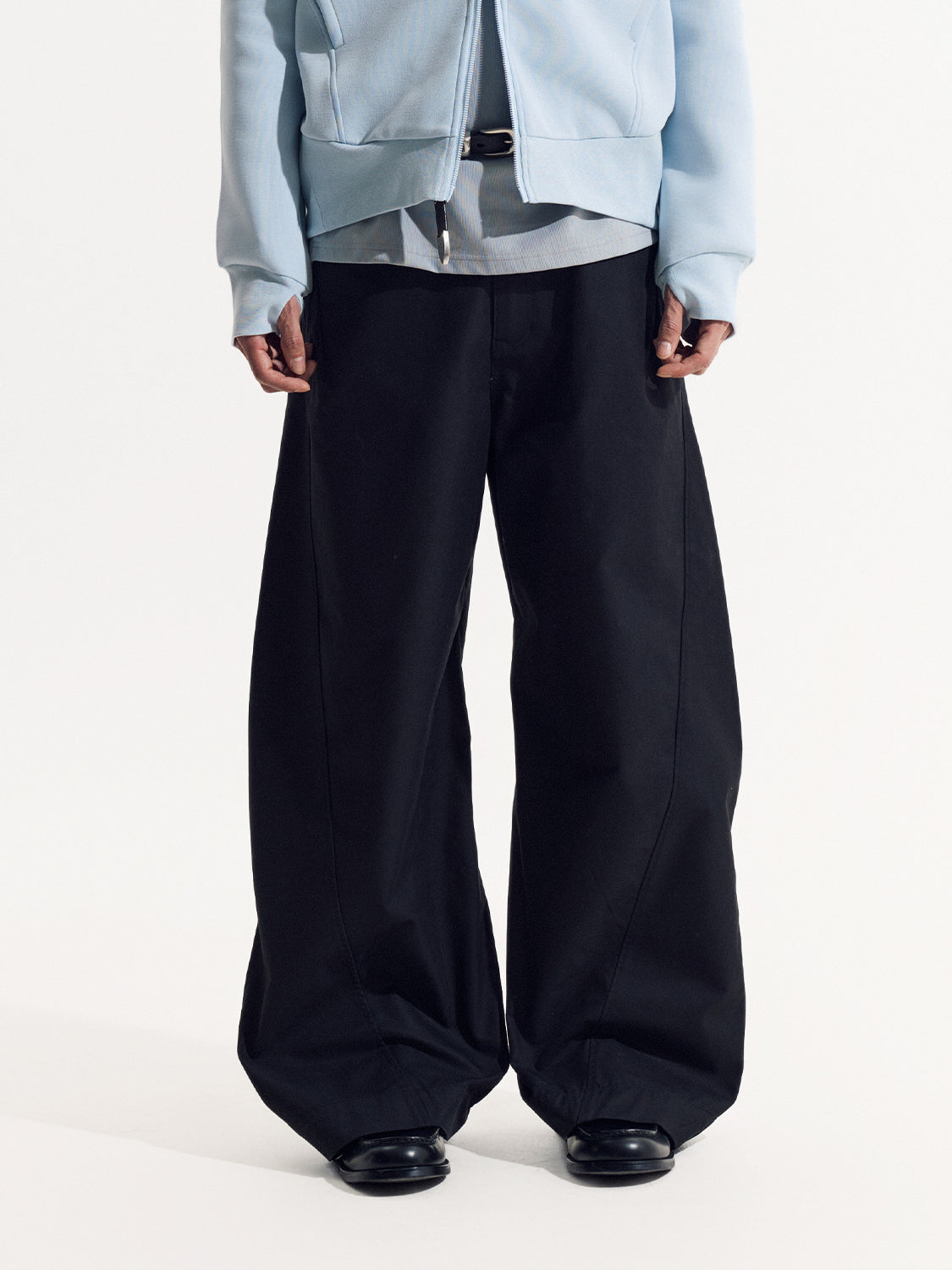 立体カーブドライン × ワイドシルエット構造タックデザインパンツ LOM030