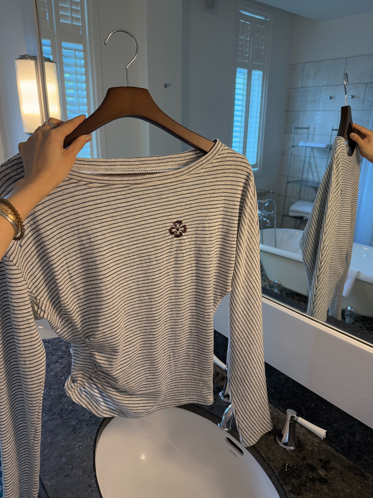 LelyMooch 小花刺繍ストライプトップス  LEM210