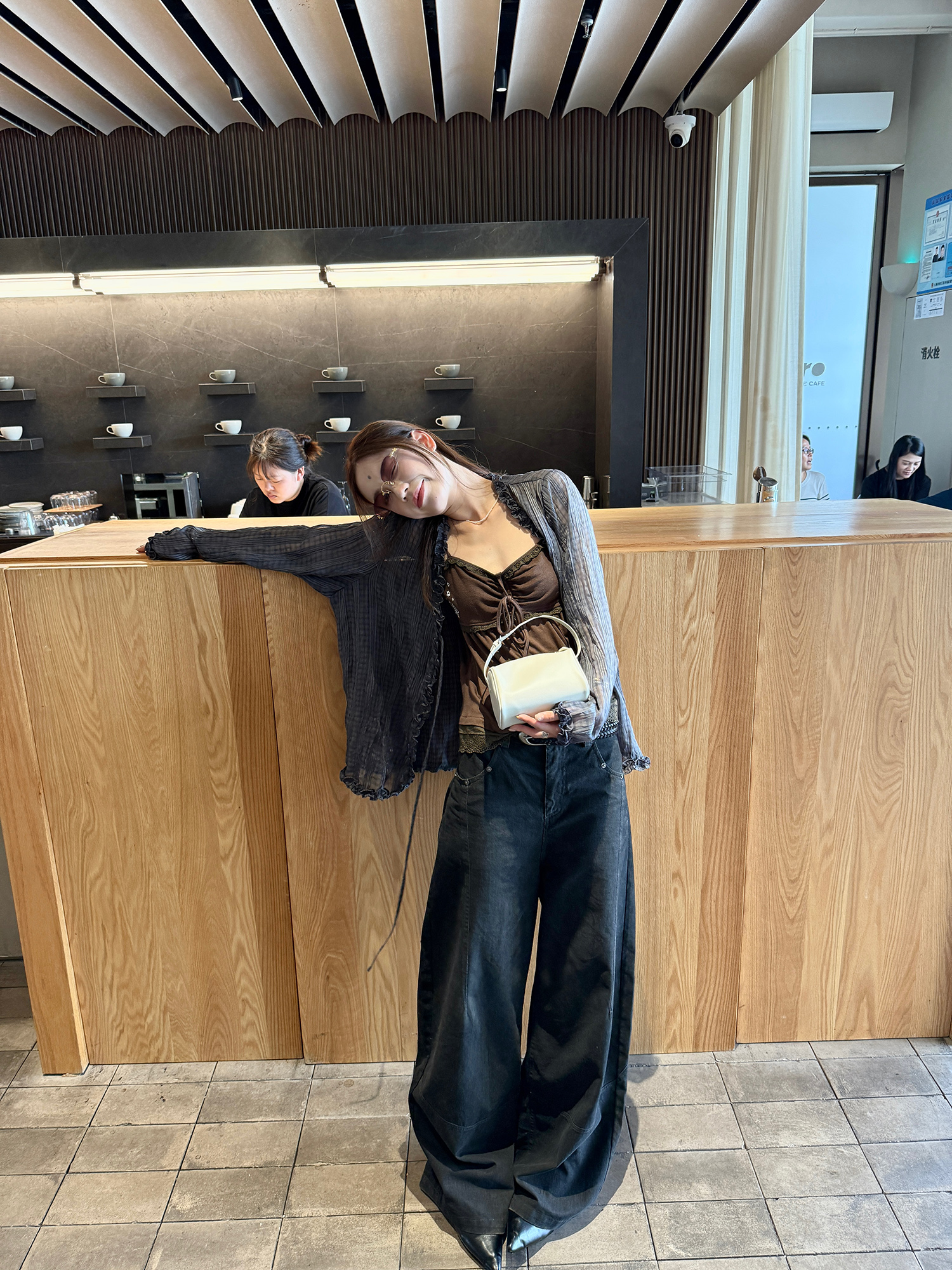 LelyMooch フリル付きVネックチェックシャツ  LEM204