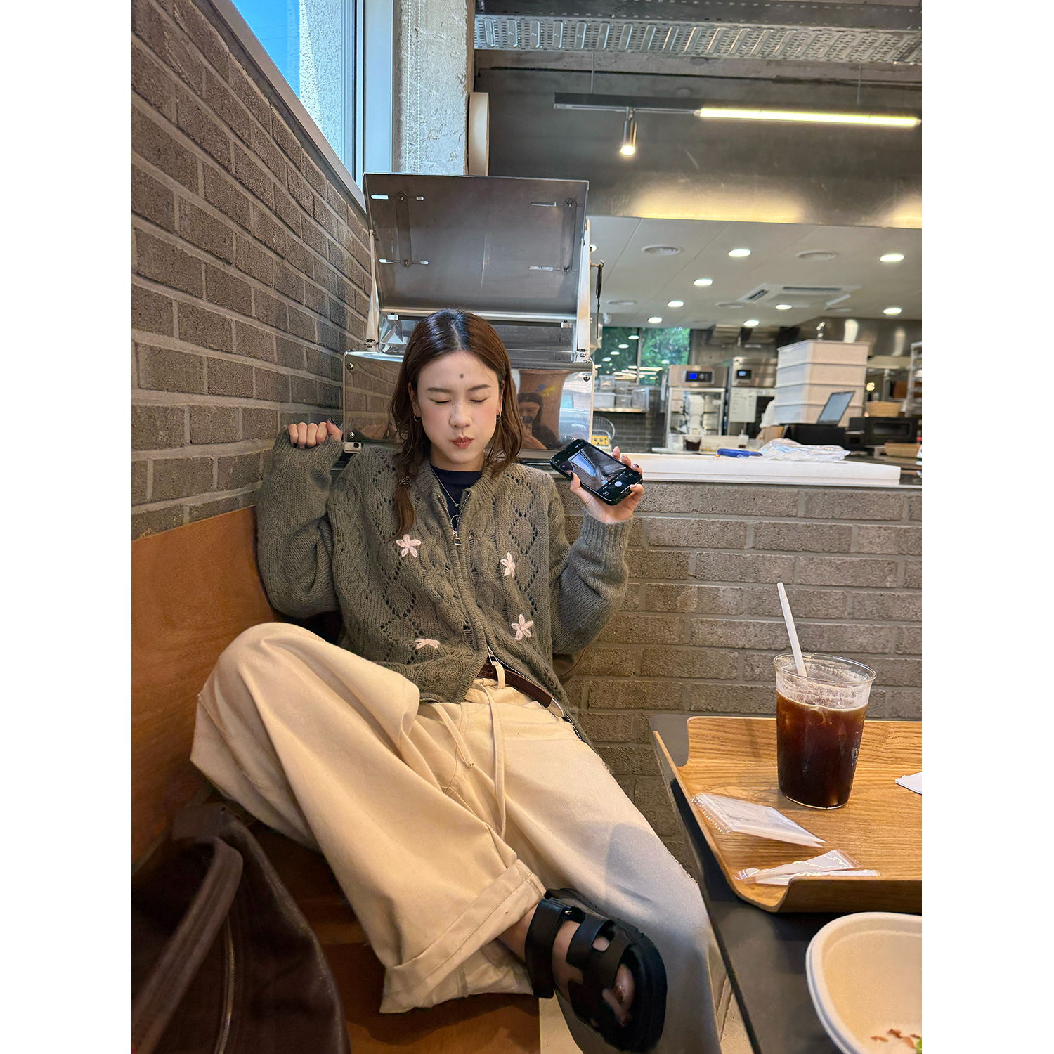 LelyMooch 小花刺しゅうウールジップカーディガン  LEM230