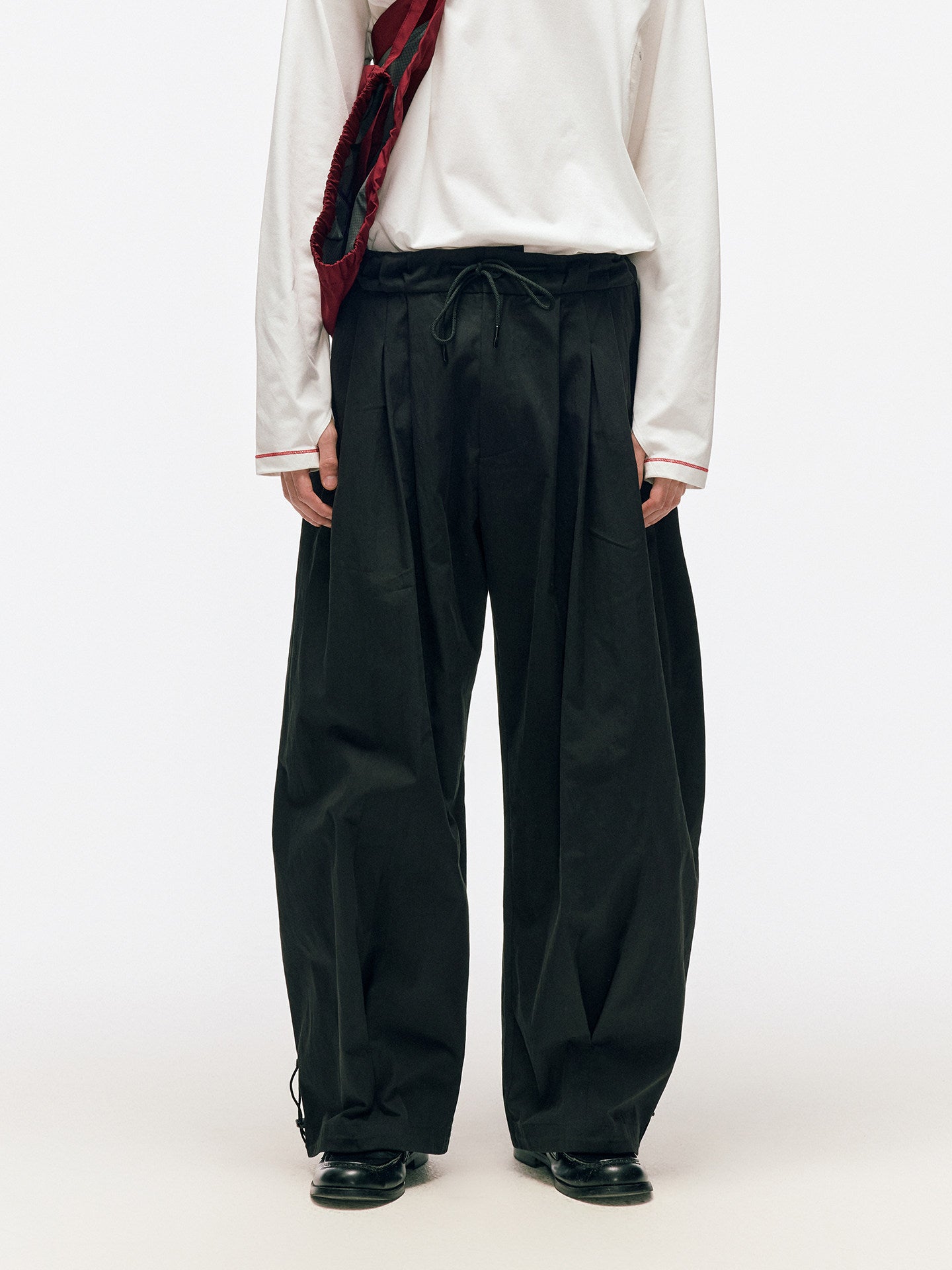 軽やかなハリ感 立体タック ワイドカーブパンツ  LOM047