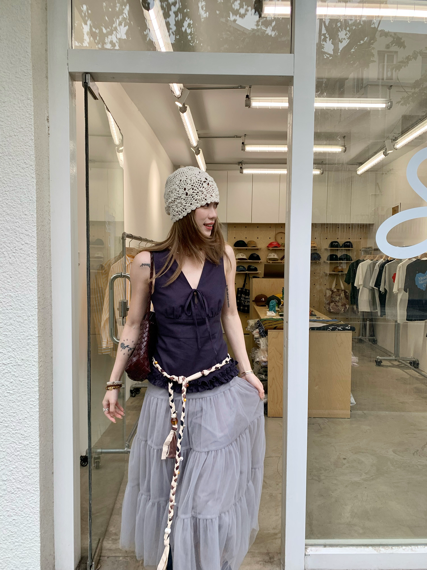 LelyMooch clean fit Vネック×リボン フリルトップス  LEM159