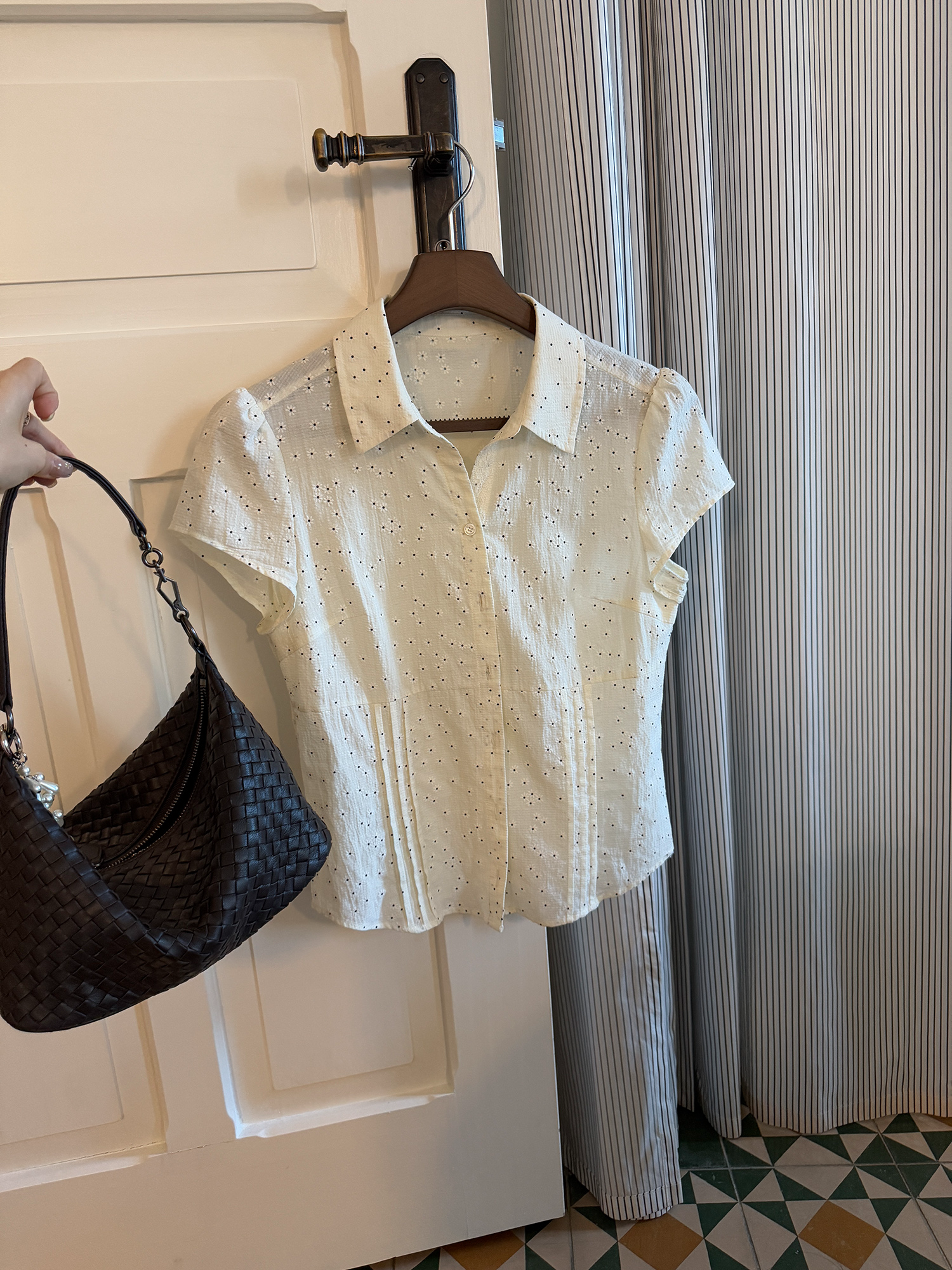 LelyMooch ふんわり小花柄Vネックブラウス  LEM214