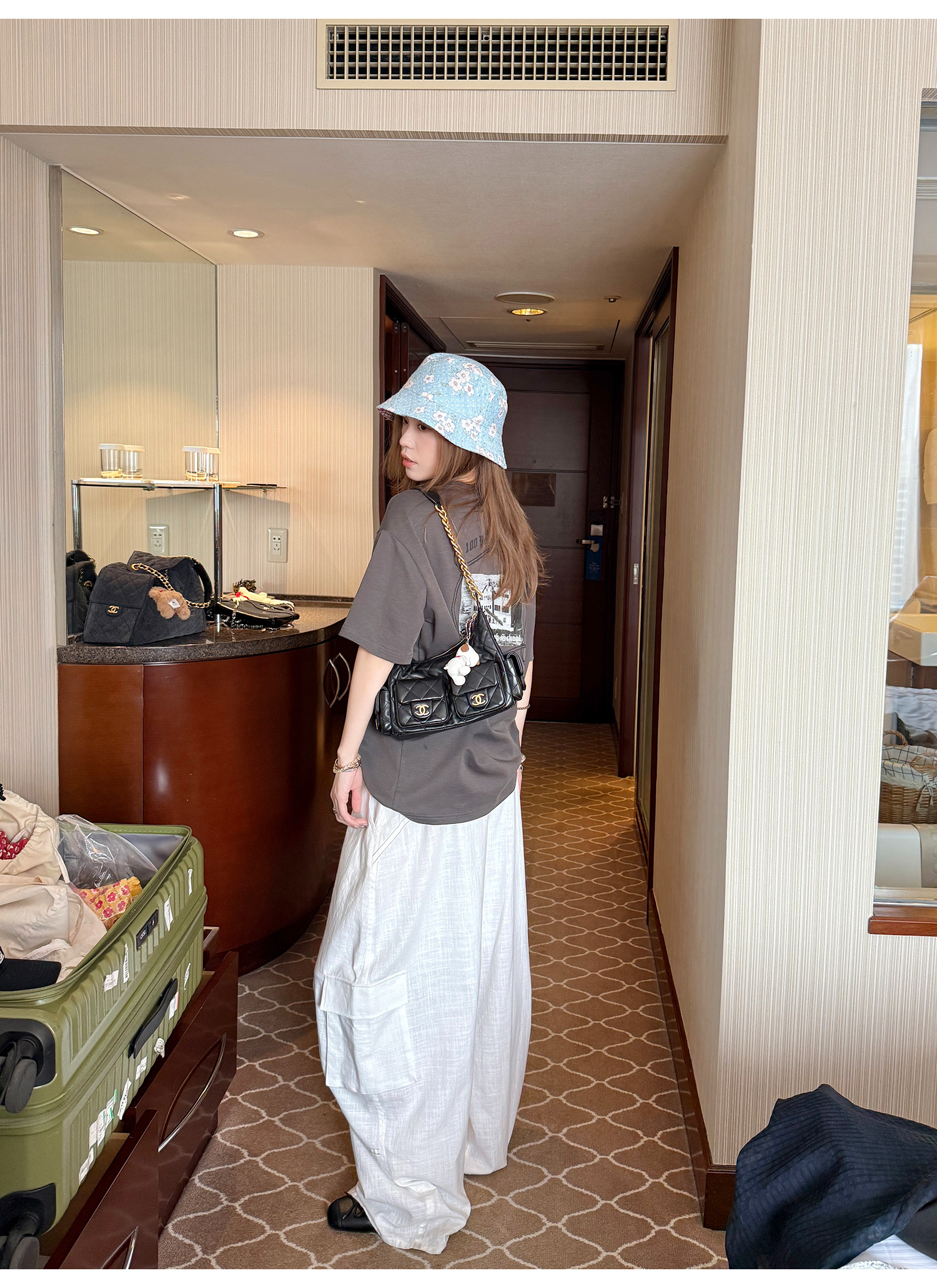 LelyMooch クラインブルー×スタッズTシャツ｜2色展開  LEM194