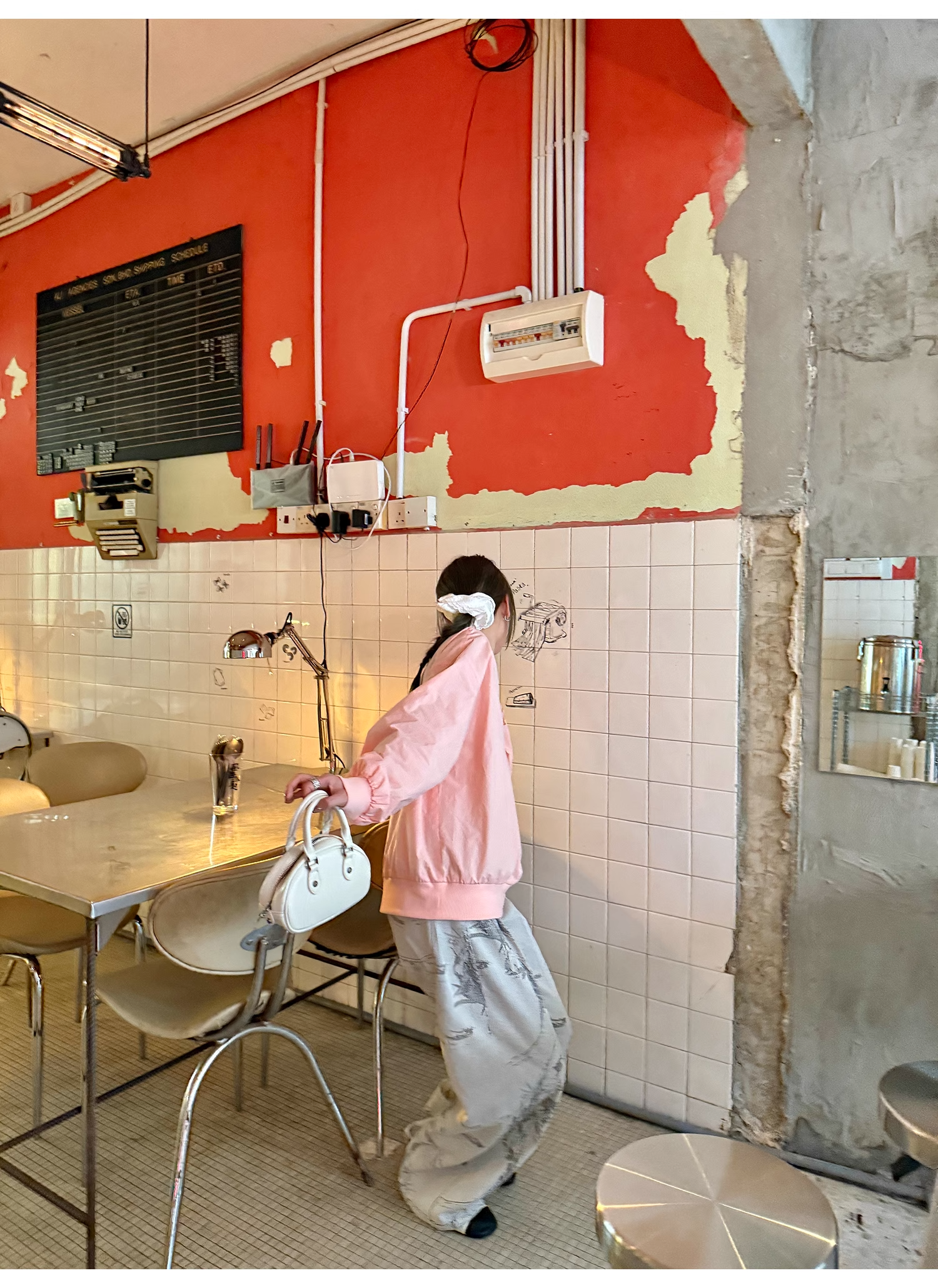 LelyMooch  スポーツカジュアル Vネック刺繍プルオーバー  LEM099