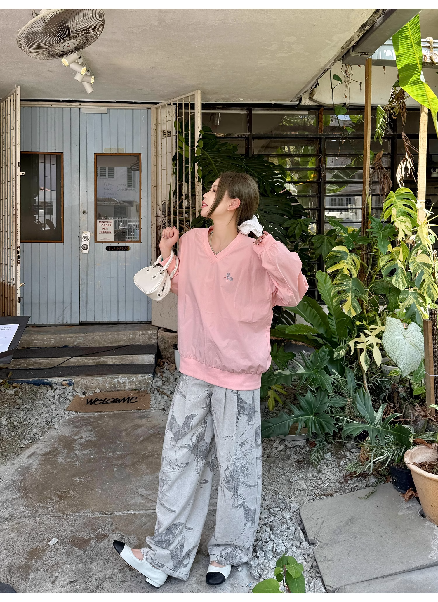 LelyMooch  スポーツカジュアル Vネック刺繍プルオーバー  LEM099